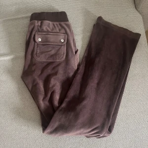 juicy couture byxor  - juicy couture byxor som säljs då dom är för små, OBS saknar en knapp o en metall bit på snöret, därav priset 