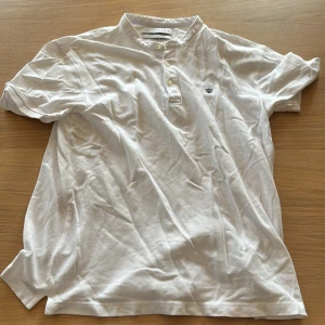 ZARA polo shirt - storlek M  - Polo shirt från Zara utan krage. Normal passform 