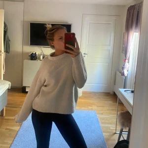 Vit stickad tröja  - Jättefin, helt oanvänd stickad tröja från Zara , nopprat på några ställen vid ärmarna då den är köpt för länge sen men inget som syns. Passar xs/s. Nypris 549, pris kan alltid diskuteras!