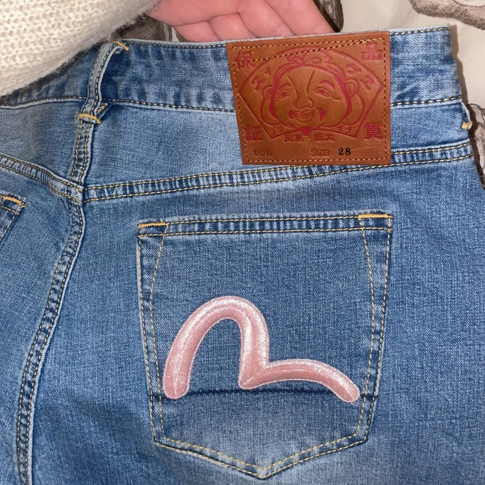 Helt nya äkta evisu jeans, köpt på vinted men de var tyvärr för stora, annars jättesnygga. . Jeans & Byxor.