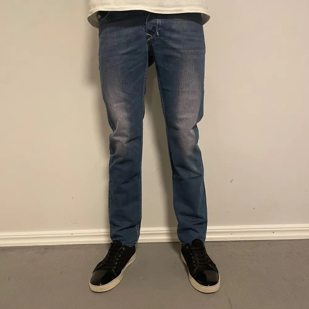 Hej! Säljer nu dessa super snygga Diesel jeans. Modellen är 184 och väger 70kg. Jeansen är i toppskick 10/10. Hör av dig vid frågor!. Jeans & Byxor.