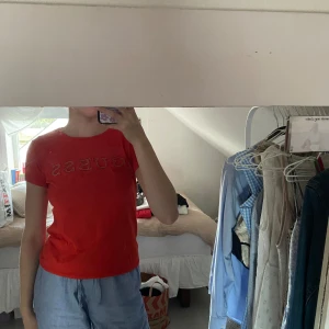 T - shirt  - Röd t - shirt från guess, det står ingen storlek men passar mig som har xs/s 