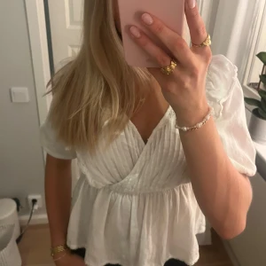 Vit blus - Blus från JDY i strl XS men passar S. Säljer för 299kr