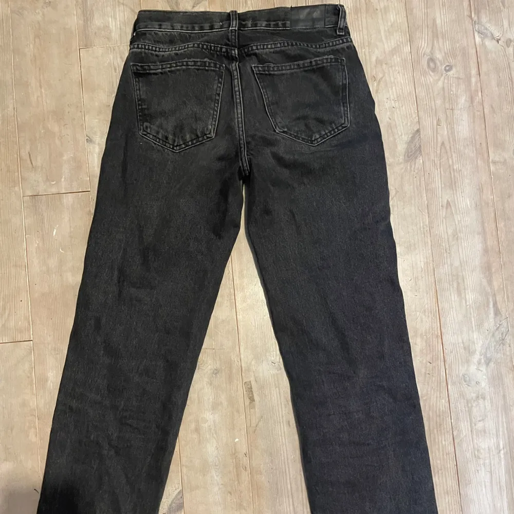 Säljer ett par svarta jeans från Gina Tricot i storlek 32. De har raka ben och är mellanlåga i midjan. Jeansen är i bra skick och har en snygg tvättad look. Säljer pga att de tyvärr är försmå:(. Jeans & Byxor.