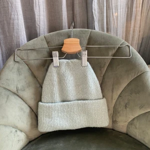 Grå stickad mössa - Säljer en supermysig grön stickad mössa.