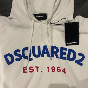 Dsquared2 hoodie - Jag säljer nu denna riktigt snygga hoodie. Den sitter bra på mig som är 182 och väger 70kg. Den är lite tunnare i materialet men riktigt skön. Pris går att diskutera!    Skick 9,5/10