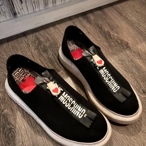 Love moschino skor - Fina love moschino skor som är sparsamt använda. Skorna köpta förra sommaren för 2500 och har bara använts några enstaka gånger förra året. Passar perfekt nu för hösten och är väldigt sköna att gå i. Kontakta mig för mer info eller bilder❤️