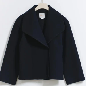 jacka   - säljer denna super snygga kappan/jackan från ginatricot , den e som ny , använt fåtal gånger 💗