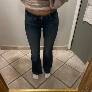 Mörkblåa Only jeans  - Superfina mörkblåa lågmidjade bootcut jeans från Only