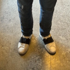 Valentino open - Valentino open for change! Ett par riktigt stilrena skor till ett mycket bra pris. Skick 8,5/10. Box, dustbag och valentino tack kort följer självklart med! Pris går att diskutera vid en snabb affär. Hör av dig kring frågor eller funderingar 😃