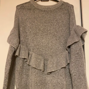 Stickad volang tröja - En skit snygg stickad volangtröja i jätte bra skick!