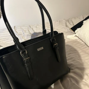 Super fin väska - Fråga innan du trycker köp nu! Säljer denna Don Donna väskan då den ej kommit till användning. Bra skick. Perfekt skolväska som får plats med mycket, den har tre stora fack men fler mindre fack i. Fråga vid funderingar❣️