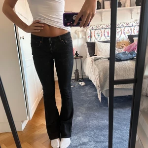 Svarta jeans - Snygga svarta jeans från Gina❤️ super bra kvalitet använt fåtal gånger❤️ fris kan diskuteras