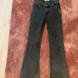 Low waist boot cut jeans  - Gråa low waist boot cut jeans från Gina . Storlek 32. Använda men i gott skick. Dem är för små för mig🥰❤️