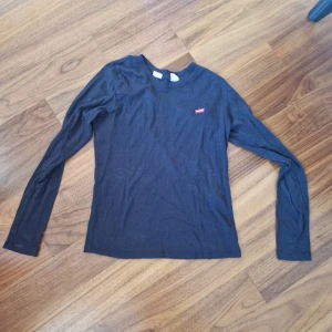 Långärmad Levis tröja - Långärmad tröja i bra skick