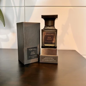Tom Ford Oud Wood ca 42ml - Uppskattningsvis 42ml kvar av Tom Ford Oud Wood som är en mysig doft av något unikt, nämligen oud trä 🪵 . Säljer då jag behöver pengar. Nypris 50ml: 2700kr, mitt pris: 42ml: 1249kr. Kom pm för info! Diskuterbart pris så tveka inte på att komma med förslag❗️Kvitto Finns❗️