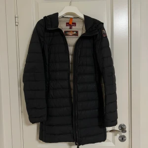 Parajumpers Irene - Superskön och fin dunjacka som passar bra året runt. Jackan har inga defekter och är precis som ny. 