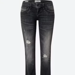 Ltb Valerie Jeans💘 - Säljer mina ltb jeans!! Inga defekter förutom att de är lite slitna längs ner (kolla biden), jag har också tagit bort ”lapparna” bakom hålen. Annars är de som nya💘 Säljer då de inte kommer till användning längre. Storlek 27/32, pris kan diskuteras!!💘