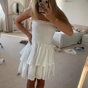 Vit klänning  - Snygg vit volangklänning