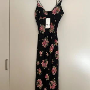 Blommig långklänning från Zara - Oanvänd långklänning från zara i storlek XS. Köpare står för frakt 🌸