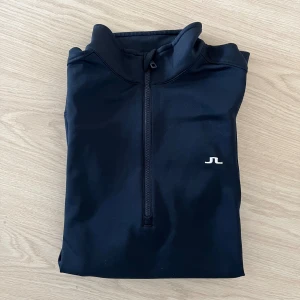 J.Lindeberg tröja dam M - J.Lindeberg tröja i funktionsmaterial. Tröjan är i storlek M (dam). Finns att hämta i Östersund. Kan även frakta om köparen står för porto.