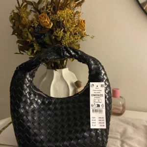 Flätad väska gina - Helt ny väska kollar intresset annars lämnar jag tillbaka kommer inte gå ner i pris.