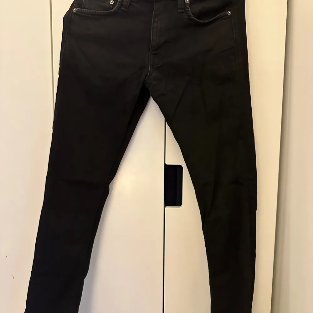 Ett par Jack and Jones jeans svara slim Glenn storlek 29/32 som inte använts mycket, bra skick. 175. Jeans & Byxor.