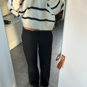 Lågmidjade byxor - Skriv innan ni köper då jag även säljer på Vinted💕💕 Säljer dessa supersnygga byxorna från Ginatricot som inte kommit till användning 💕 (säljer även tröjan om ni skulle vara intreserade, gå in på min profil så hittar ni den)