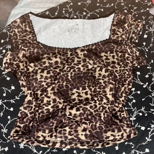Leopard topp - Helt ny och oanvänd leopard topp. Är identisk som nellys topp men denna är lite mörkare i färg. Är i storlek S men passar även XS. Köparen står för frakten ❤️pris kan diskuteras 