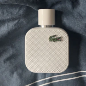 Lacoste eau de toilette - Lacoste parfym - ungefär 40 ml kvar kanske mer, inte använd mycket iaf‼️‼️ somrig parfym säljes för 400☀️🌞⛱️