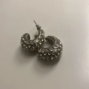 Silver örhängen! - Jätte fina silver örhängen! Använt 4-5 gånger🤍, dock är det 1 diamant som lossnat på 1 örhänge annars är det bra skick !🤍