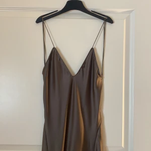 Maxiklänning oanvänd - Endast provad och har lappen kvar, jättefin klänning men som aldrig kom till användning! Smala axelband med öppen rygg släpar lite i marken på mig som är 168cm lång. Storlek xs men passar även mig som har s, Köpt på Zara för 400kr Säljes för 200kr💕