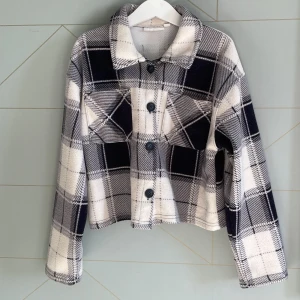 rutig fleece jacka   -  jacka från kappahl, säljes på grund av för liten 