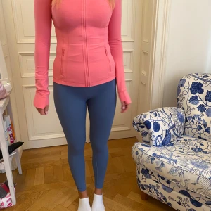 Träningstajts - Träningsbyxor som passar till alla färger!↕️🩵 Allt från svart, vitt, blått till knallrosa som på bild💕💗 Något som är unikt med dessa träningsbyxor är att de har små små bubblor i tyget som tightar till och ska hjälpa lymfsystemet!