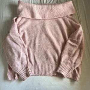 Off shoulder - Säljer denna superfina rosa off-shoulder stickade tröjan från H&M! Storlek M men passar även S!