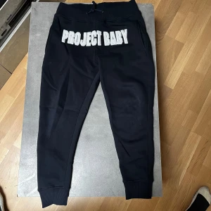 Project baby byxor - Säljer nu mina byxor som är knappt använd, säljer pga att den ligger ba i gadroben och försöker rensa.