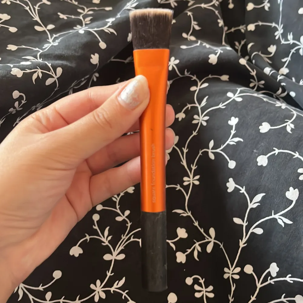 Båda är knappt använda, kommer såklart tvätta de. En borste är från real techniques o är äkta. Den andra borsten är till rouge eller blush eller bronzer. Om du köper dessa får du gratis produkter på köpet. Köparen står för frakten ❤️. Skönhet.