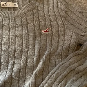 Hollister tröja - En Hollister tröja lite kortare i magen passar väldigt bra med lågmidjade jeans men långa i ermarna 