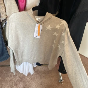 Ny tröja från Gina 🤍 - Söt tröja som är helt oanvänd🩷 Pis kan diskuteras vid snabb affär 💞💞Står 158-164 men passar lätt på mig som e xs-s🫶