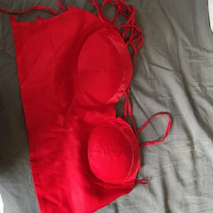 Röd snygg topp  - Röd snygg topp, använd 1 gång. Knytning bak i ryggen.