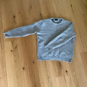 Massimo Dutti Kashmir tröja - Fet Massimo Dutti tröja som är gjord av kasmir och ull. Säljer pga att jag har växt ur den. Passar på mjndre storlekar. Bra skick och väldigt skön. Pris går att diskuteras 🤙