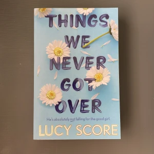 Things We Never Got Over - Boken Things We Never Got Over på engelska. Är i gott skick förutom några slitningar på bokryggen. Skriv gärna vid frågor! Köpare betalar frakt🩷
