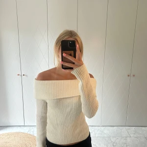 Off shoulder tröja  - Säljer denna kräm vita Off shoulder tröja från H&M, använd 1-2 gånger.💗