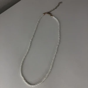 Halsband  - Halsband med vita pärlor  Använd nån gång! Hör av dig vid frågor & köp 🫧. ❗️Tar bara emot Swish ❗️