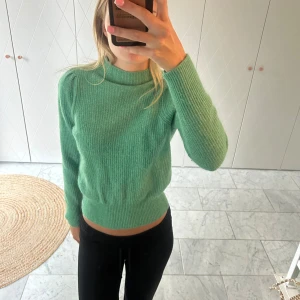 Grön stickad tröja - Säljer denna fina gröna stickade tröja från neo noir. Säljer eftersom den blivit för liten.💗