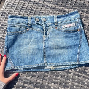 Lågmidjad jeanskjol  - Säljer denna sjukt snygga jeanskjol som tyvärr inte passar mig längre.  Går att använda till allt!! Pris kan diskuteras ☺️