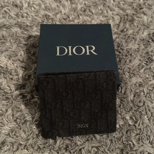 Dior plånbok - Tja, säljer denna feta dior plånboken(one to one). Inga defekter. 