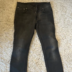 Nudie grim tim jeans - Nudie grim tim jeans i otroligt bra skick. Storlek: W30 L32 orginal pris: 1600 kr