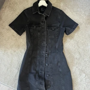 Jeansklänning - Jeansklänning i storlek 34. Använd en gång, nyskick. 