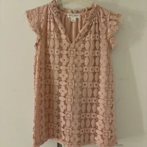 Rosa blus - Jätte söt rosa blus s tyvärr inte kommer till användning längre💕
